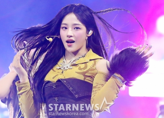 걸그룹 뉴진스(NewJeans) 민지가 '2023 아시아 아티스트 어워즈 인 필리핀'(2023 Asia Artist Awards IN THE PHILIPPINES, 이하 '2023 AAA')에서 멋진 무대를 선보이고 있다. 뉴진스는 '2023 AAA'에서 AAA 올해의 가수상, AAA 올해의 노래상, AAA 페뷸러스상, AAA 베스트 초이스상, AAA 아시아셀러브리티상, AAA 핫트렌드상 등 6개의 트로피를 안으며 최다관왕의 영광을 차지했다. 특히 뉴진스는 대상 부문인 올해의 가수상과 올해의 노래상 2관왕의 대기록을 썼다. /사진=김창현