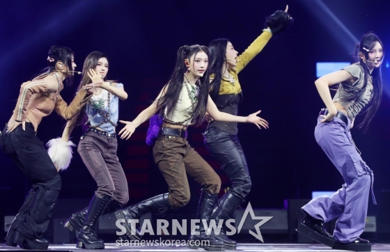 걸그룹 뉴진스(NewJeans)가 지난 14일 필리핀 아레나에서 열린 '2023 아시아 아티스트 어워즈 인 필리핀'(2023 Asia Artist Awards IN THE PHILIPPINES, 이하 '2023 AAA')에서 멋진 무대를 선보이고 있다. 뉴진스는 '2023 AAA'에서 AAA 올해의 가수상, AAA 올해의 노래상, AAA 페뷸러스상, AAA 베스트 초이스상, AAA 아시아셀러브리티상, AAA 핫트렌드상 등 6개의 트로피를 안으며 최다관왕의 영광을 차지했다. 특히 뉴진스는 대상 부문인 올해의 가수상과 올해의 노래상 2관왕의 대기록을 썼다. '/사진=김창현