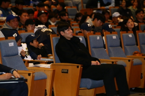 홍창기(가운데)가 유소년 선수들 사이에서 강연을 경청하고 있다. /사진=KBO 제공