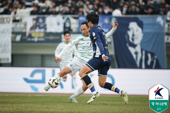 볼 컨트롤 하는 문선민(왼쪽). /사진=한국프로축구연맹 제공