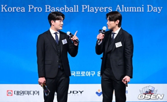 두산 김택연(왼쪽)과 KIA 김도영이 1일 오후 서울 청담동 리베라호텔에서 ‘2024 한국프로야구 은퇴선수의 날’ 시상식에서 수상 후 마주보고 있다.