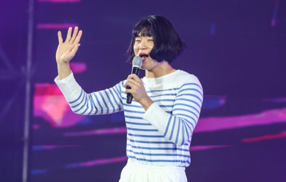 KIA 김도영이 지난달 30일 광주광역시 서구에 위치한 김대중컨벤션센터에서 열린 &#039;V12 타이거즈 페스타&#039;에서 뉴진스의 하니 분장을 한 채 노래를 부르고 있다.
