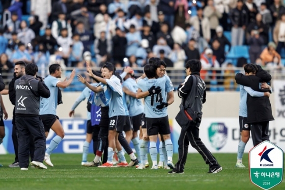 기뻐하는 대구 선수단. /사진=한국프로축구연맹 제공