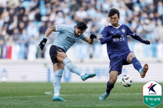 경기에 집중하는 세징야(왼쪽). /사진=한국프로축구연맹 제공