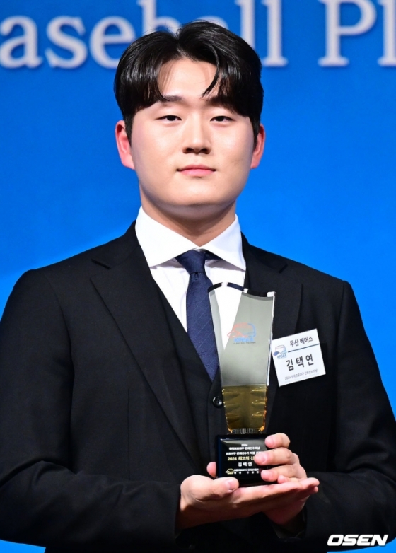 두산 김택연이 1일 오후 서울 청담동 리베라호텔에서 &#039;2024 한국프로야구 은퇴선수의 날&#039; 시상식에서 &#039;최고의 신인상&#039;을 수상했다.