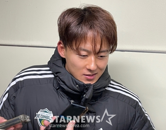 이승우가 지난 1일 서울 양천구 목동종합운동장주경기장에서 열린 전북 현대 대 서울이랜드의 &#039;하나은행 K리그 2024 승강 플레이오프(PO)&#039; 1차전 승리 후 믹스드존에서 인터뷰를 하고 있다. /사진=박재호 기자