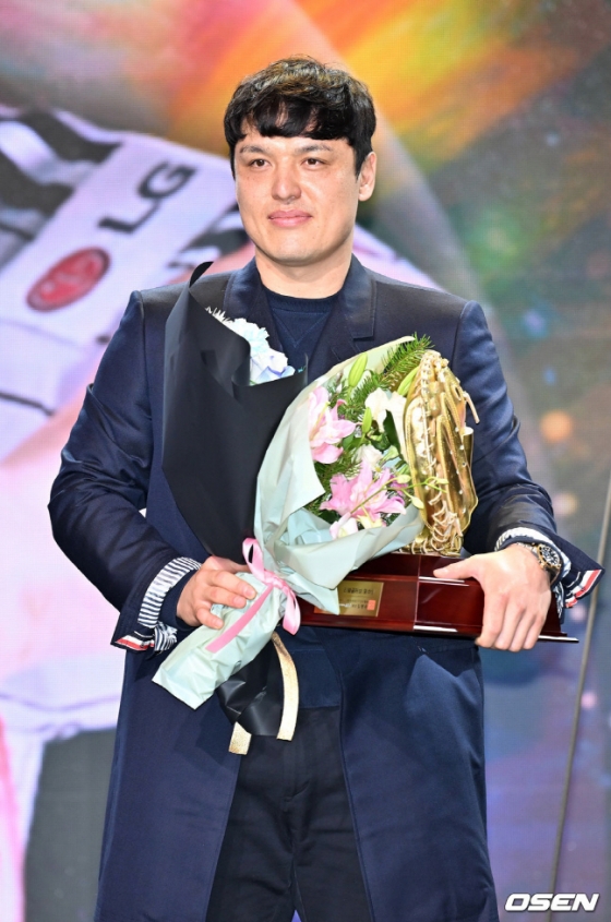 LG 박동원이 1일 리얼글러브 어워드에서 포수 부문 수상자로 무대에 올라 기념촬영을 하고 있다.