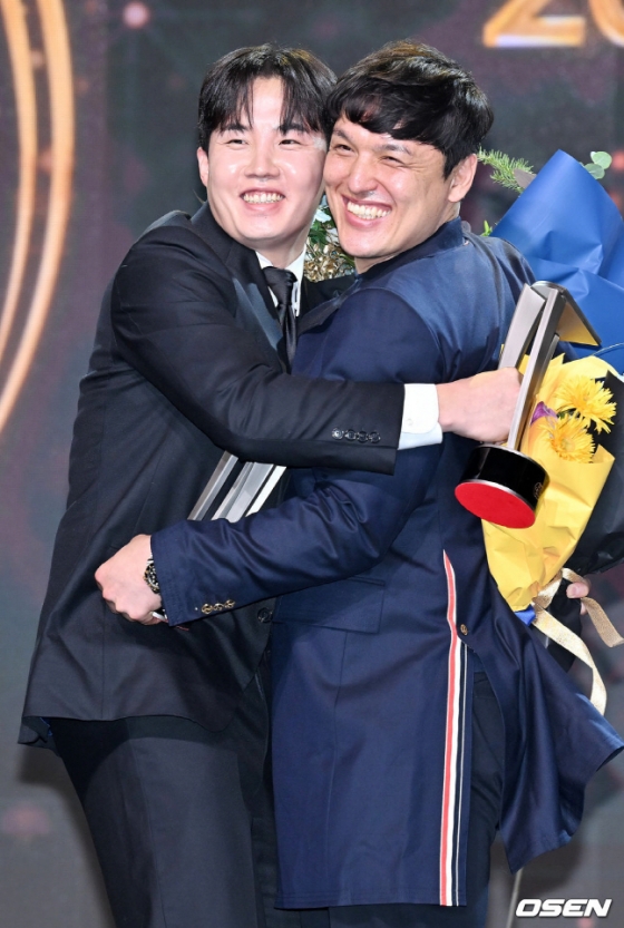 박동원(오른쪽)이 리얼글러브 어워드에서 임찬규와 함께 베스트 배터리상을 수상하고 포옹을 나누고 있다.