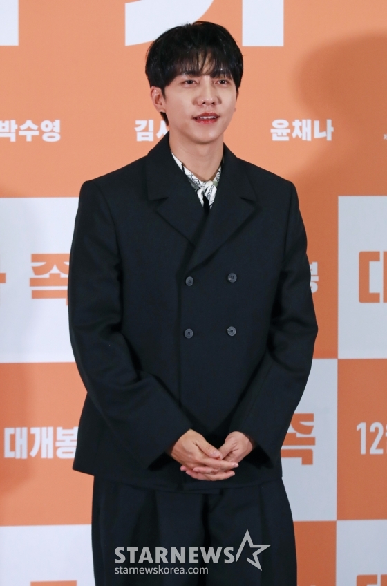 배우 이승기가 21일 오후 서울 송파구 롯데시네마 월드타워점에서 진행된 영화 &#039;대가족&#039;(감독 양우석) 언론배급시사회 및 기자간담회에 참석해 포즈를 취하고 있다. /2024.11.21 /사진=이동훈 photoguy@