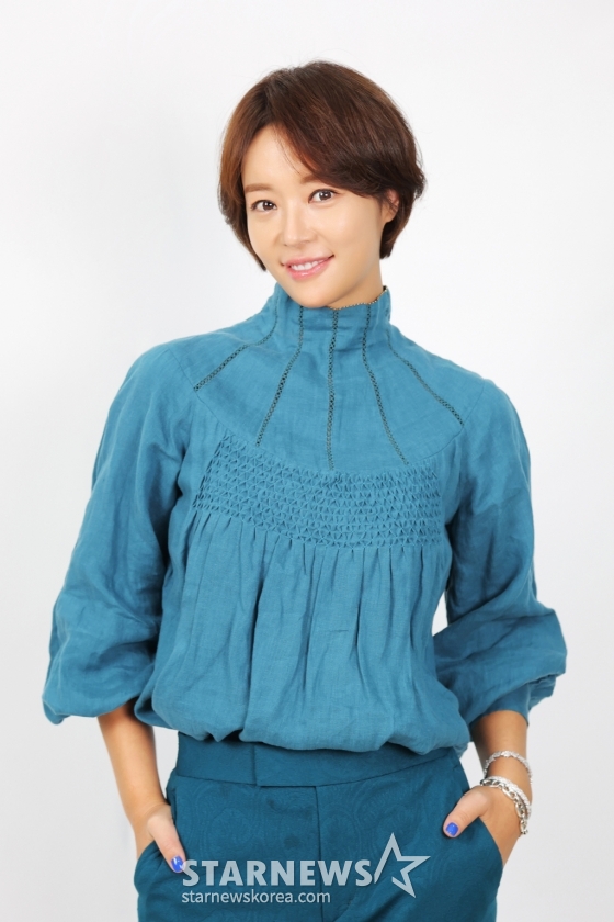 황정음이 29일 온라인으로 진행된 SBS플러스 예능 &#039;솔로라서&#039; 제작발표회에서 포즈를 취하고 있다. /사진제공=SBS플러스 2024.10.29 /사진=이동훈 photoguy@