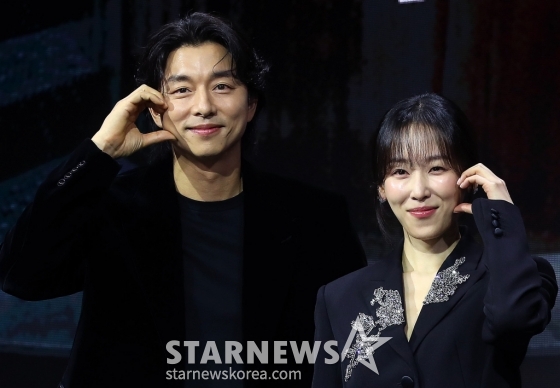 배우 공유, 서현진이 26일 오전 서울 강남구 역삼동 라움아트센터에서 진행된 넷플릭스 시리즈 '트렁크' 제작발표회에 참석해 포즈를 취하고 있다.  '트렁크'는 호숫가에 떠오른 트렁크로 인해 밝혀지기 시작한 비밀스러운 결혼 서비스와 그 안에 놓인 두 남녀의 이상한 결혼 이야기를 그린 미스터리 멜로다. 오는 29일 공개. 2024.11.26 /사진=김창현 chmt@