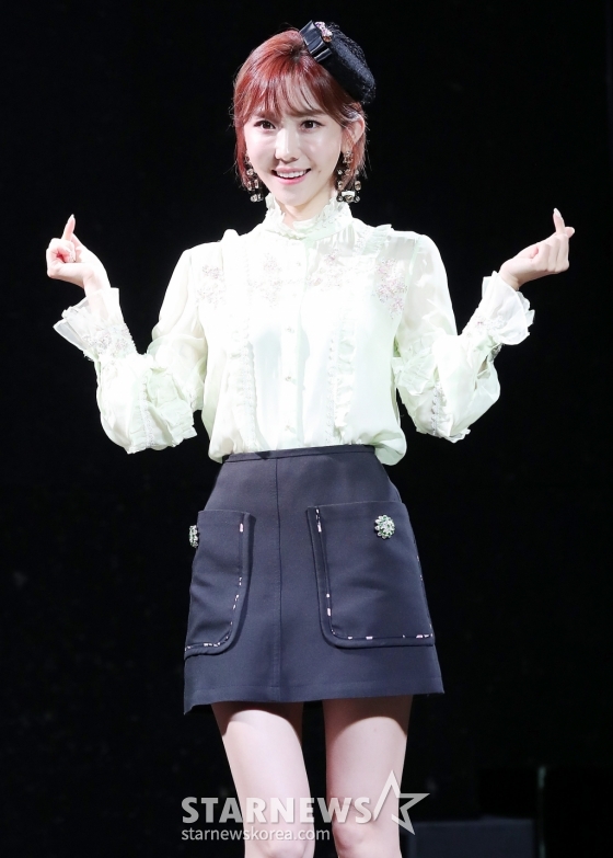  &#039;내일은 미스트롯&#039; 출신 가수 하유비가 9일 오전 서울 마포구 서교동 하나투어 브이홀에서 열린 싱글 앨범 &#039;평생 내 편&#039; 발매기념 쇼케이스에서 포즈를 취하고 있다.  &#039;평생 내 편&#039;은 화려한 브라스 연주와 EDM 사운드가 돋보이는 트로트 댄스 곡. 중독성 강한 멜로디와 하유비만의 간드러지면서도 파워풀한 음색이 어우러졌다.