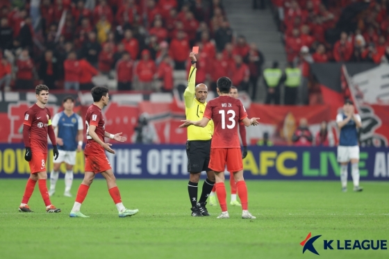웨이전이 3일 오후 9시(한국시간) 중국 상하이의 푸둥 아레나에서 열린 2024~2025시즌 아시아축구연맹(AFC) 아시아챔피언스리그 엘리트(ACLE) 6라운드 후반 도중 레드카드를 받고 있다. /사진=한국프로축구연맹 제공