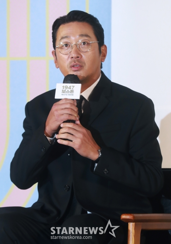 배우 하정우가 31일 오전 서울 롯데시네마 건대입구점에서 진행된 영화 &#039;1947 보스톤&#039;(감독 강제규) 제작발표회에 참석해 질문에 답하고 있다.  한국 마라톤의 전설 손기정(하정우)과 또 다른 영웅 서윤복(임시완)의 실제 이야기를 그린 영화 &#039;1947 보스톤&#039;은 9월 27일 개봉한다. /2023.08.31 /사진=이동훈