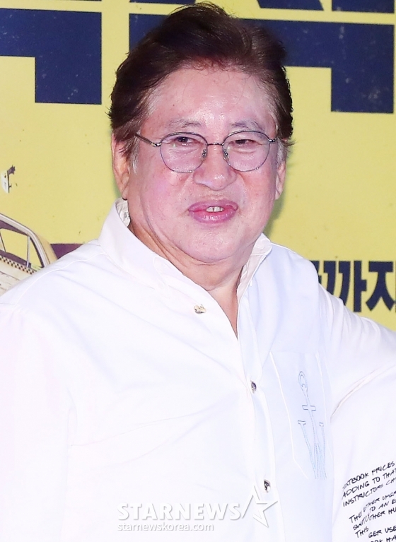배우 김용건이 27일 오후 서울 강남구 삼성동 메가박스 코엑스에서 진행되 영화 &#039;비공식작전&#039; VIP시사회에 참석해 포즈를 취하고 있다. 2023.07.27