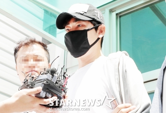 성폭행 혐의를 받고 있는 배우 강지환이 12일 오전 경기도 성남시 수정구 수원지방법원 성남지원에서 피의자 심문을 마친 후 인터뷰를 하고 있다.