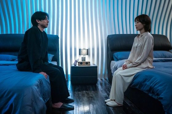 왼쪽부터 공유, 서현진 /사진=넷플릭스