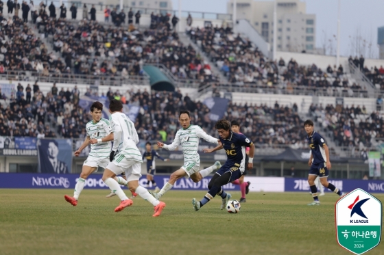 서울 이랜드와 전북 현대 경기 중. /사진=한국프로축구연맹 제공