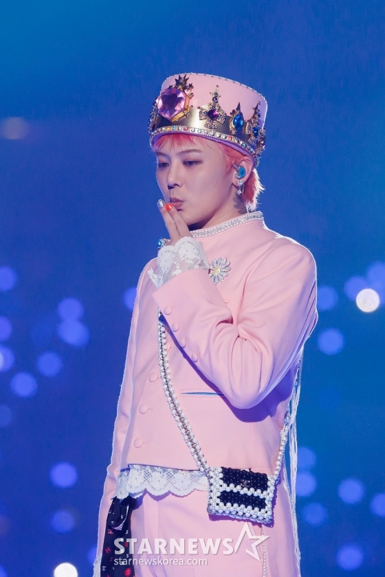 (오사카(일본)=뉴스1) 권현진 기자 = 빅뱅의 지드래곤(GD,권지용)이 23일 일본 오사카 쿄세라 돔에서 열린 &#039;2024 마마 어워즈&#039;(MAMA AWARDS)에 출연해 화려한 무대를 선보이고 있다. (엠넷 제공) 2024.11.23/뉴스1  Copyright (C) 뉴스1. All rights reserved. 무단 전재 및 재배포,  AI학습 이용 금지. /사진=(오사카(일본)=뉴스1) 권현진 기자
