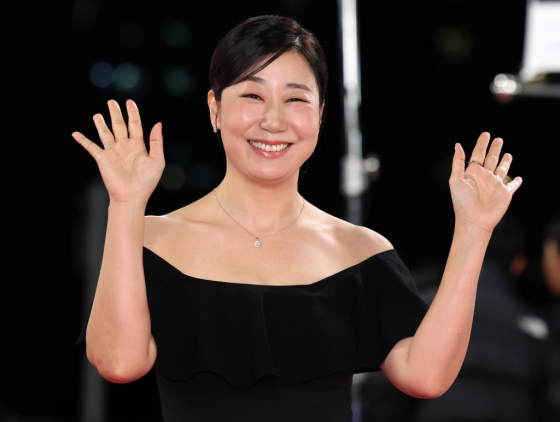 [서울=뉴시스] 이영환 기자 = 배우 라미란이 29일 오후 서울 영등포구 여의도 KBS홀에서 열린 제45회 청룡영화상에서 레드카펫을 밟고 있다. 2024.11.29. 20hwan@newsis.com /사진=이영환