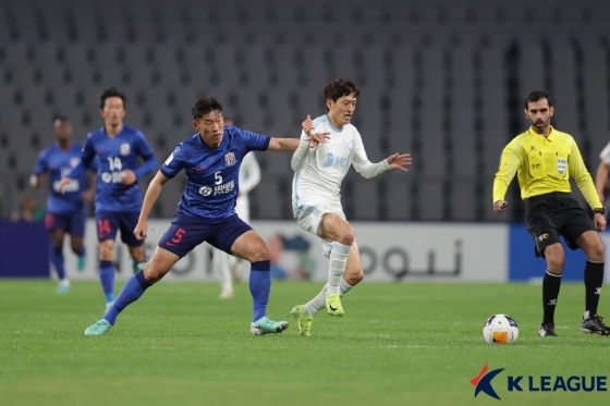 이청용(가운데)이 4일 오후 9시(한국시간) 상하이 경기장에서 열린 2024~2025시즌 아시아축구연맹(AFC) 아시아챔피언스리그 엘리트(ACLE) 6라운드 경기 중 상하이 선화 선수와 몸싸움하고 있다. /사진=한국프로축구연맹 제공
