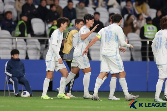 4일 오후 9시(한국시간) 상하이 경기장에서 열린 2024~2025시즌 아시아축구연맹(AFC) 아시아챔피언스리그 엘리트(ACLE) 6라운드 경기 중 역전골을 넣은 울산. /사진=한국프로축구연맹 제공
