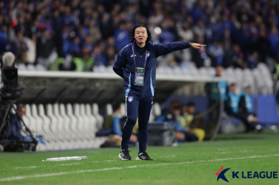 김판곤 울산HD 감독이 4일 오후 9시(한국시간) 상하이 경기장에서 열린 2024~2025시즌 아시아축구연맹(AFC) 아시아챔피언스리그 엘리트(ACLE) 6라운드 경기 중 손짓하고 있다. /사진=한국프로축구연맹 제공