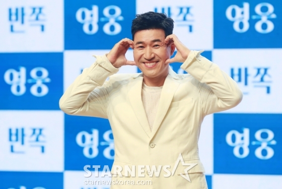 그룹 코요태(KOYOTE) 김종민이 5일 오후 서울 강남구 일지아트홀에서 진행된 새 앨범 ‘LET’s KOYOTE’ 발매기념 쇼케이스에서 포즈를 취하고 있다. 이번 앨범에는 더블타이틀곡 &#039;영웅&#039;, &#039;반쪽&#039; 2곡이 수록됐다. /2022.10.05