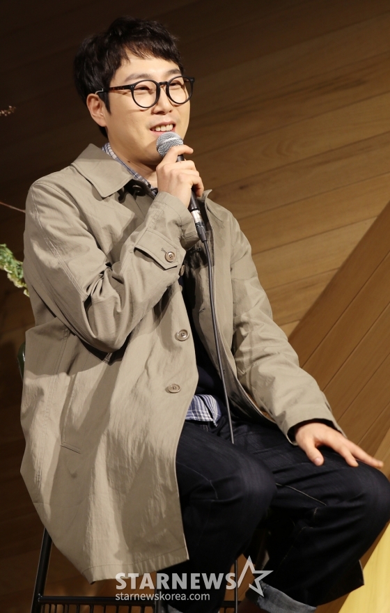  가수 장범준이 26일 오전 서울 용산구 스트라디움에서 진행된 빈폴X월간윤종신 뮤직 프로젝트 &#039;이제서른&#039; 제작발표회에 참석해 질의응답을 하고 있다.