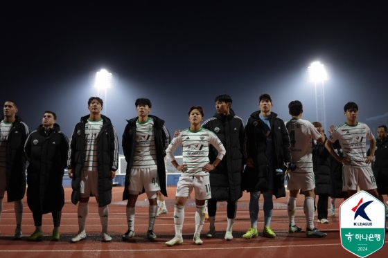 팬들 앞에 선 이승우(가운데)와 전북 현대 선수들. /사진=한국프로축구연맹 제공