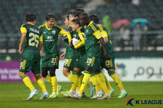 전북 현대 선수들이 기뻐하고 있다. /사진=한국프로축구연맹 제공