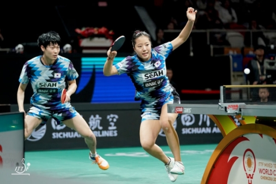 신유빈(오른쪽)이 8일 2024 국제탁구연맹(ITTF) 혼성단체 월드컵에서 조대성과 혼성 경기를 펼치고 있다. /사진=ITTF 제공