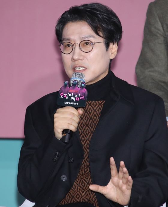 (서울=뉴스1) 권현진 기자 = 황동혁 감독이 9일 서울 중구 동대문디자인플라자(DDP)에서 열린 넷플릭스 오리지널 시리즈 &#039;오징어 게임&#039; 시즌2 제작발표회에서 취재진 질문에 답하고 있다.  &#039;오징어 게임&#039; 시즌2는 복수를 다짐하고 다시 돌아와 게임에 참가하는 ‘기훈’(이정재)과 그를 맞이하는 ‘프론트맨’(이병헌)의 치열한 대결, 그리고 다시 시작되는 진짜 게임을 담은 이야기다. 2024.12.9/뉴스1  Copyright (C) 뉴스1. All rights reserved. 무단 전재 및 재배포,  AI학습 이용 금지. /사진=(서울=뉴스1) 권현진 기자