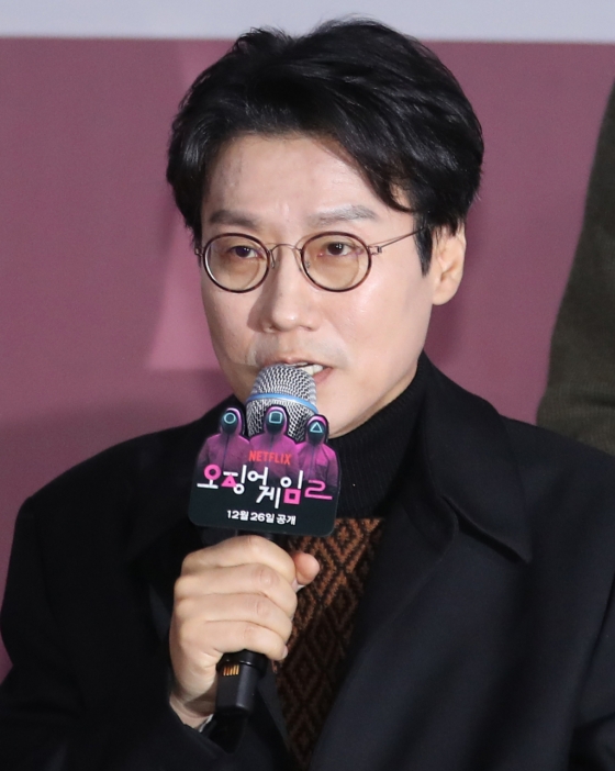 (서울=뉴스1) 권현진 기자 = 황동혁 감독이 9일 서울 중구 동대문디자인플라자(DDP)에서 열린 넷플릭스 오리지널 시리즈 &#039;오징어 게임&#039; 시즌2 제작발표회에서 인사말을 하고 있다.   &#039;오징어 게임&#039; 시즌2는 복수를 다짐하고 다시 돌아와 게임에 참가하는 ‘기훈’(이정재)과 그를 맞이하는 ‘프론트맨’(이병헌)의 치열한 대결, 그리고 다시 시작되는 진짜 게임을 담은 이야기다. 2024.12.9/뉴스1  Copyright (C) 뉴스1. All rights reserved. 무단 전재 및 재배포,  AI학습 이용 금지. /사진=(서울=뉴스1) 권현진 기자