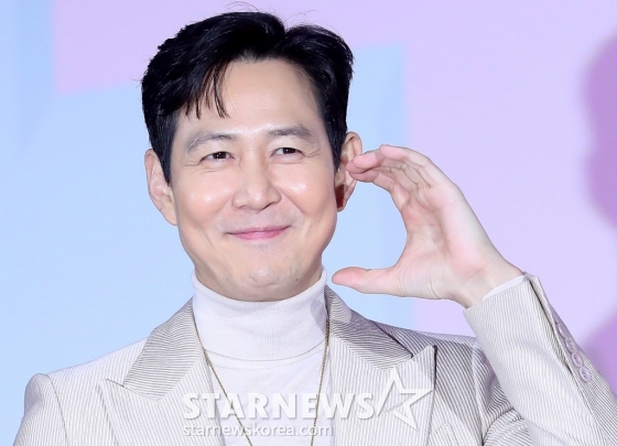 배우 이정재가 9일 오전 서울 중구 동대문디자인플라자에서 진행된 넷플릭스 시리즈 &#039;오징어 게임 시즌2&#039; 제작발표회에 참석해 포즈를 취하고 있다.  &#039;오징어 게임 시즌2&#039;는 복수를 다짐하고 다시 돌아와 게임에 참가하는 &#039;기훈&#039;(이정재)과 그를 맞이하는 &#039;프론트맨&#039;(이병헌)의 치열한 대결, 그리고 다시 시작되는 진짜 게임을 담은 이야기다. 오는 26일 공개. 2024.12.9 /사진=김창현 chmt@
