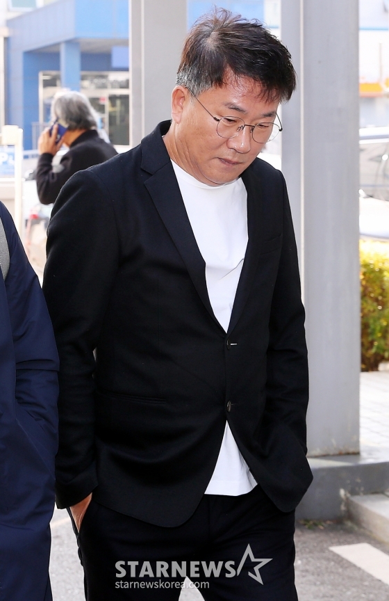 배우 선우은숙의 친언니를 강제 추행한 혐의로 재판에 넘겨진 아나운서 출신 유영재가 12일 오전 경기 수원지방법원 성남지원에서 열린 첫 공판 기일에 출석하고 있다.  유영재는 2023년부터 5차례에 걸쳐 선우은숙 친언니의 신체를 접촉하는 등 강제 추행한 혐의를 받고 있다.  유영재는 앞서 경찰 조사 단계에서 혐의를 부인 전면 부인한 것으로 알려졌다. 피소 직후에도 그는 자신이 운영하는 유튜브 채널 &#039;DJ 유영재 TV 유영재 라디오&#039;를 통해 &quot;죽어도 끊어지지 않는 성추행이란, 죽어도 지워지지 않을 형벌과 같은 프레임을 유영재에게 씌웠다. 내가 이대로 죽는다면 더러운 성추행이 사실로 끝날 것이므로 법적 다툼을 하게 됐다&quot;라고 반박한 바 있다. 2024.11.12 /사진=김창현 chmt@