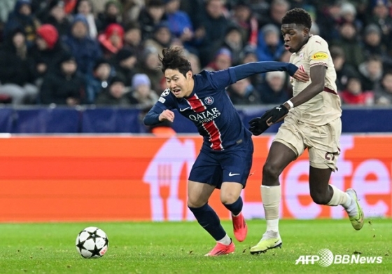 이강인(가운데)이 11일(한국시간) 오스트리아 잘츠부르크의 레드불 아레나에서 열린 PSG 대 잘츠부르크의 &#039;2024-2025시즌 유럽축구연맹(UEFA) 챔피언스리그(UCL)&#039; 리그 페이즈 6차전에서 드리블 돌파하고 있다. /AFPBBNews=뉴스1