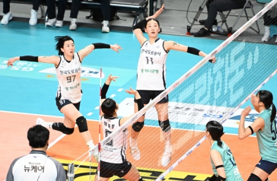 한국도로공사 선수단이 11일 서울 장충체육관에서 열린 도드람 2024~2025 V리그 여자부 정규리그 3라운드 GS칼텍스와 방문경기서 공격을 시도하고 있다. /사진=한국배구연맹 제공