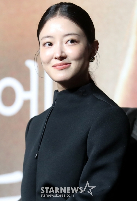 배우 이세영이 12일 오전 서울 중구 웨스틴 조선호텔 그랜드볼룸에서 열린 쿠팡플레이 시리즈 &#039;사랑후에 오는 것들&#039; 제작발표회에 참석해 포즈를 취하고 있다.  &#039;사랑 후에 오는 것들&#039; 운명 같던 사랑이 끝나고, 모든 것을 잊은 여자 ‘홍’과 후회로 가득한 남자 ‘준고’의 사랑 후 이야기를 그린 감성 멜로드라로 오는 27일 첫 방송 예정이다. 2024.09.12 /사진=임성균