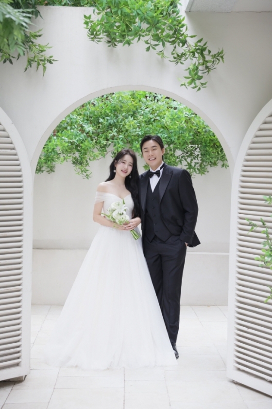 한승혁(오른쪽)의 웨딩사진. /사진=한화 이글스 제공