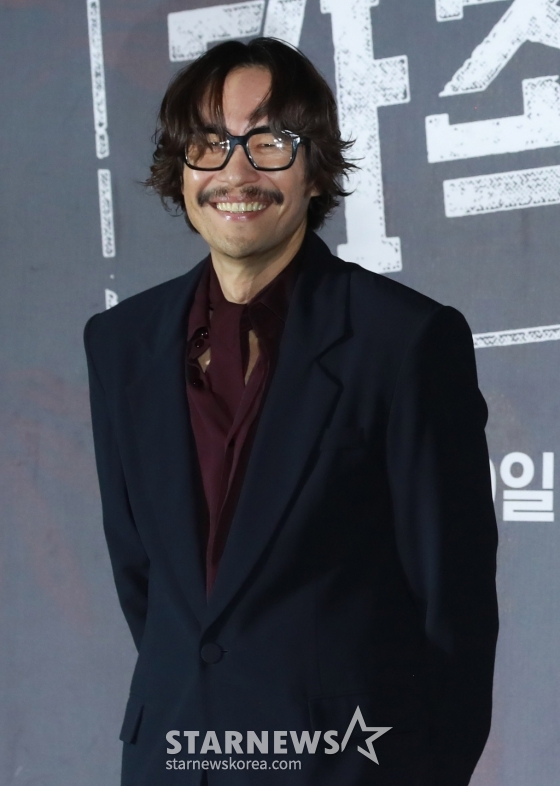 배우 류승범이 26일 오후 서울 몬드리안 이태원 호텔에서 진행된 쿠팡플레이 오리저널 시리즈 &#039;가족계획&#039; 제작발표회에 참석해 포즈를 취하고 있다.  기억을 자유자재로 편집할 수 있는 특수한 능력을 가진 엄마가 가족들과 합심하여 악당들에게 지옥을 선사하는 이야기 &#039;가족계획&#039;은 오는 29일 공개된다. /2024.11.26 /사진=이동훈 photoguy@