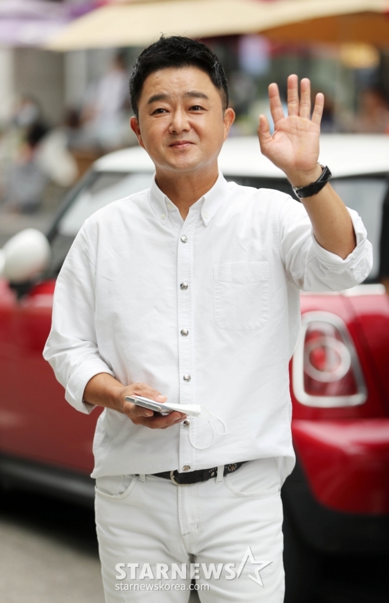 가수 진시몬이 29일 오전 서울 여의도 KBS 공개홀에서 열리는 불후의 명곡 녹화를 위해 도착하고 있다.