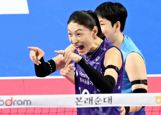 김연경(왼쪽)이 3일 오후 7시 화성종합실내체육관에서 열린 도드람 2024~2025 V리그 여자부 3라운드에서 득점 후 기뻐하고 있다. . /사진=한국배구연맹(KOVO) 제공