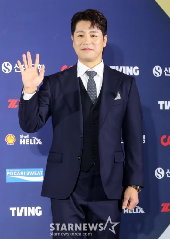 삼성 강민호가 13일 2024 신한 SOL뱅크 KBO 골든글러브 시상식에 참석해 포즈를 취하고 있다. /사진=김창현 기자