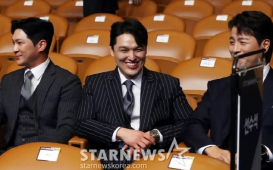 강민호(오른쪽)과 박동원(가운데)이 나란히 앉아 미소를 짓고 있다. /사진=김창현 기자