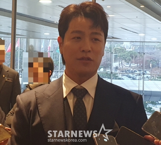 강민호가 시상식을 앞두고 취재진과 만나 인터뷰를 하고 있다. /사진=안호근 기자