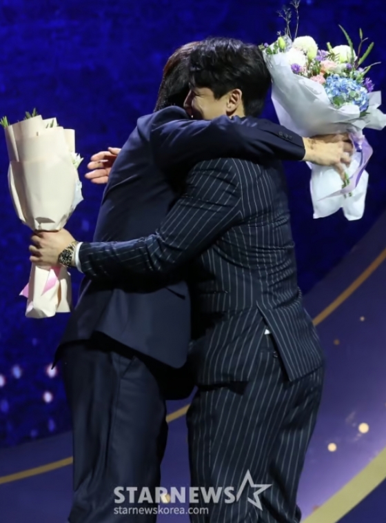 강민호(왼쪽)가 자신을 축하해주러 무대에 오른 박동원과 포옹을 나누고 있다. /사진=김창현 기자