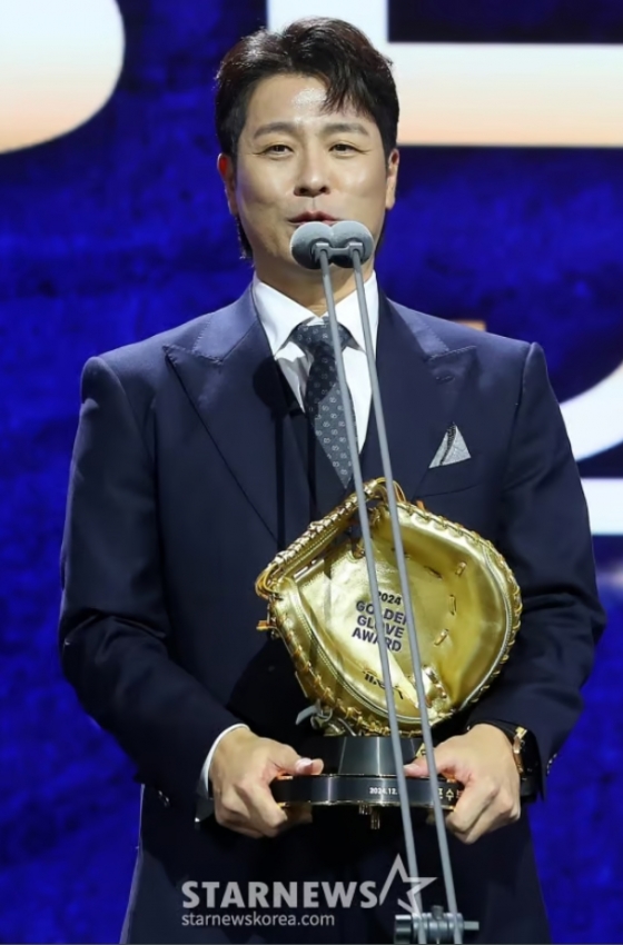 강민호가 골든글러브상을 수상하고 소감을 밝히고 있다. /사진=김창현 기자