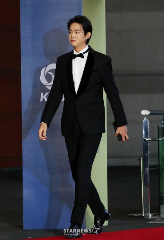 모델 같은 핏을 자랑하며 레드카펫을 걸어나오고 있는 구자욱. /사진=김창현 기자