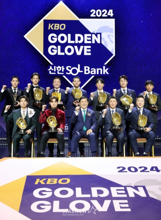 13일 오후 서울 강남구 삼성동 코엑스 오디토리움에서 진행된 &#039;2024 신한은행 SOL 뱅크 KOB 골든글러브 시상식&#039;에서 수상자들이 기념촬영을 하고 있다. /사진=김창현 기자